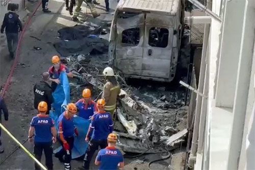 Miejsce katastrofy samolotu Tecnam Sierra, który spadł na ulicę dzielnicy mieszkaniowej miasta Bursa. Wrak całkowicie spłonął / Zdjęcie: Twitter – autor nieznany