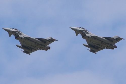 W ćwiczeniach w Portugalii biorą udział samoloty Eurofighter Typhoon FGR.4 z IX (B) eskadry RAF zabezpieczane przez samolot tankowania powietrznego Voyager z bazy Brize Norton / Zdjęcie: Maciej Hypś