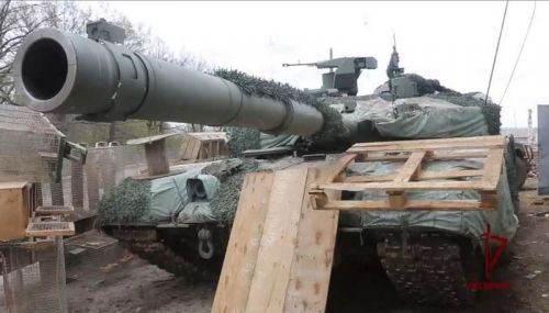 Ocenia się, że w  rosyjskich wojskach lądowych może być używanych ok. 70 T-90M. Ogółem mogło ich powstać nawet 130, z czego część wyprodukowano jako nowe, a część stanowi modernizacja starszych wersji T-90, w szczególności T-90A / Zdjęcie: Rosgwardia