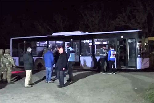 Ewakuowani mieszkańcy okolic kombinatu Azowstal w Mariupolu zajmujący miejsca w autobusie podstawionym wieczorem przez Rosjan / Zdjęcie: Twitter – kadr z filmu MO FR