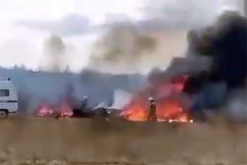 Po zetknięciu z ziemią śmigłowiec Mi-8 przewrócił się i zapalił. Nie wszystkim udało się przeżyć wypadek. Wrak całkowicie spłonął / Zdjęcie: Twitter