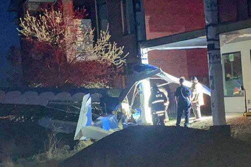 Lecący bez pilota samolot Bellanca Citabria uderzył prawym skrzydłem w kolumnę budowanego w Medicine Hat domu. Jego uszkodzenia są poważne / Zdjęcie: Twitter