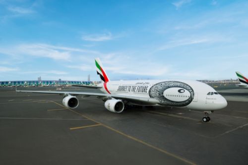 Najnowsza atrakcja Dubaju zostanie uwieczniona na 10 samolotach A380 należących do arabskiego przewoźnika. Budynek o kształcie pierścienia, ozdobiony kaligrafią arabską, namalowany jest na obydwu bokach kadłuba A380, a jego wizerunkowi towarzyszy hasło Journey to the Future (ang. Podróż do przyszłości). Malowanie ma łączną powierzchnię 336 m2 / Zdjęcie: Emirates