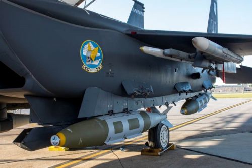 Bomba będzie mogła być przenoszona przez wszystkie samoloty zintegrowane z klasycznymi bombami rodziny JDAM / Zdjęcie: US Air Force