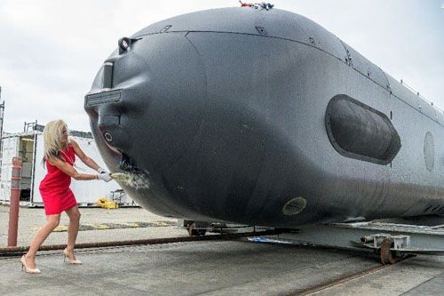 Przed zwodowaniem duży autonomiczny, bezzałogowy pojazd podwodny Orca XLUUV przeszedł ceremonię chrztu, 28 kwietnia 2022, Huntington Beach w Kalifornii / Zdjęcie: Boeing
