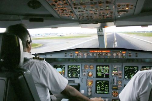 CAE współpracuje z pilotami na każdym etapie ich kariery, od szkolenia, przygotowania i planowania lotów, po optymalizację trasy lotu oraz sporządzanie analiz efektywności / Zdjęcie: CAE