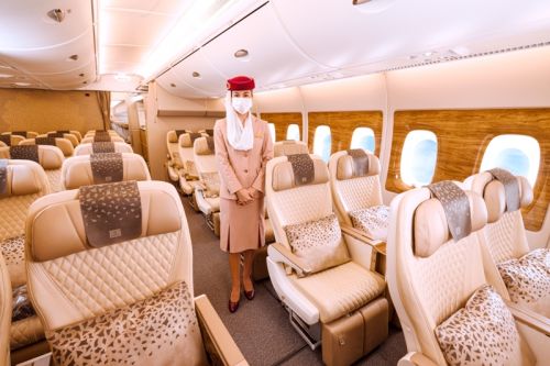 W czteroklasowym Airbusie A380 kabina klasy ekonomicznej premium znajduje się w przedniej części pokładu głównego i obejmuje 56 miejsc w konfiguracji 2-4-2. W Boeingu 777 kabina zostanie umieszczona między klasą biznes i ekonomiczną, oferując do 24 miejsc / Zdjęcia: Emirates 