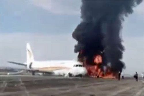 Po wypadnięciu z pasa pożar objął lewe skrzydło Airbusa A319. Samolot został bardzo poważnie uszkodzony / Zdjęcie: Twitter