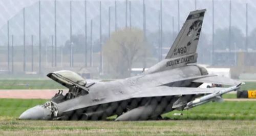 Rozbity podczas lądowania na lotnisku Sioux Falls myśliwiec F-16C z 175 Fighter Squadron ANG / Zdjęcie: via Sioux Falls Argus Leader