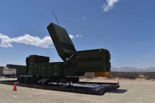 Radar dostarczono bez dwóch mniejszych tylno-bocznych anten / Zdjęcie: Raytheon