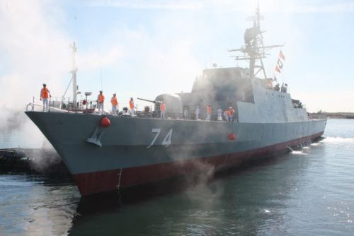 Jednym z okrętów dostarczonych irańskiej marynarce w ostatnich latach jest fregata Sahand reprezentująca typ Mudże. Uzbrojona jest m.in. w 76-mm armatę morską Fadżr-27, 40-mm armaty przeciwlotnicze Fath-40 AAA lub system Kamand z armatą 30-mm (kopia rosyjskiej AK-630) / Zdjęcie: Wikimedia Commons