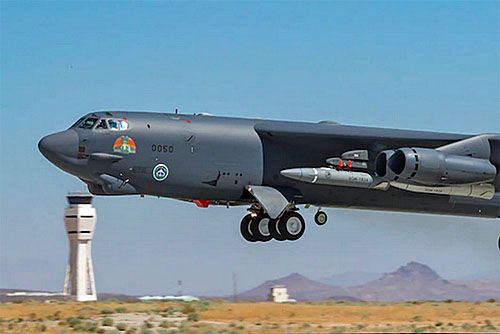 B-52H Stratofortress z 419th Flight Test Squadron startuje z Edwards Air Force Base w Kalifornii do lotu testowego z prototypem pocisku AGM-183A, 8 sierpnia 2020 / Zdjęcie: USAF – Matt Williams