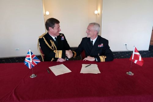 Porozumienie zostało podpisane przez dowódcę floty Royal Navy wadm. Andrew Burnsa i dowódcę Søværnet kadm. Torbena Mikkelsena / Zdjęcie: Royal Navy