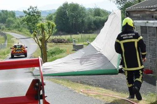 Motolotnia, która rozbił się tuz po starcie z lotniska Le Puy – Loudes w Chaspuzac / Zdjęcie: Twitter – pompiers des centres de secours du Puy-en-Velay
