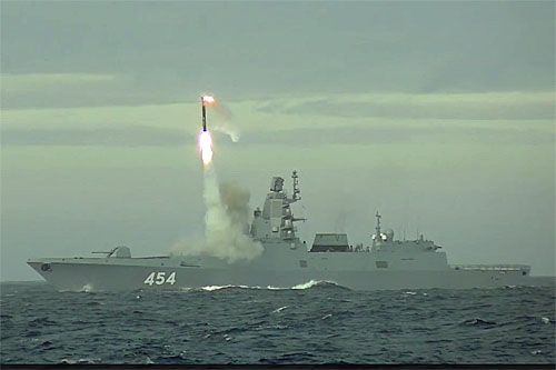 Hiperdźwiękowy pocisk rakietowy Cirkon startuje z pokładu fregaty Admirał Gorszkow do lotu testowego / Zdjęcie: MO FR