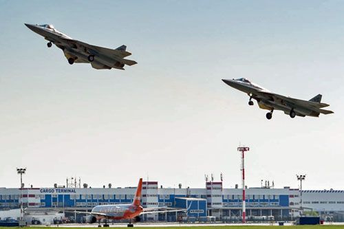 Dwa samoloty wielozadaniowe stealth Su-57 nad lotniskiem Nowosybirsk Tołmaczewo / Zdjęcie: Telegram – NskPlanes