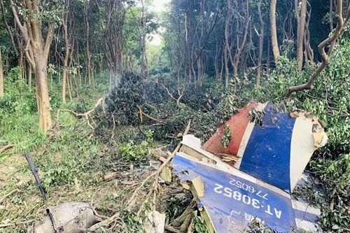 Wrak samolotu AT-3, który rozbił się dziś na Tajwanie, prawie całkowicie spłonął. W całości zachował się jedynie niewielki fragment usterzenia / Zdjęcie: Kaohsiung City Fire Bureau