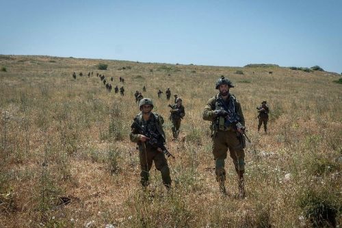 Izraelscy żołnierze przemierzający północne obszary państwa przy granicy z Libanem, biorący udział w ćwiczeniach Rydwany ognia / Zdjęcie: Siły Obronne Izraela