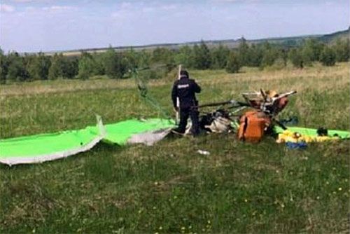 Wrak motolotni, która rozbiła się dziś rano w pobliżu Jełabugi w Tatarstanie w FR podczas oprysków pól / Zdjęcie: CMSUT SK RF