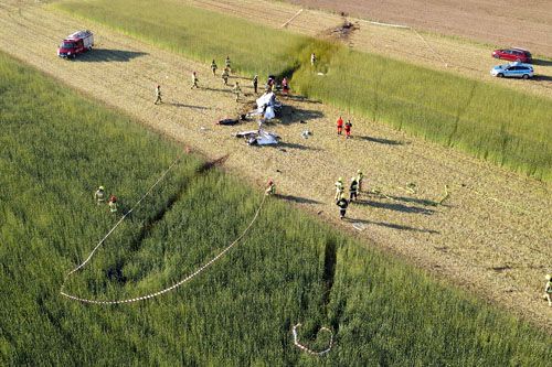 Lądujący awaryjnie samolot Cessna 152 wyżłobił na ziemi wyraźne ślady i rozpadł się na wiele części / Zdjęcie: klobuckapl