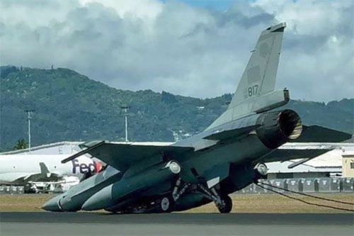 Samolot myśliwski F-16A wojsk lotniczych Tajwanu, który lądował awaryjnie na międzynarodowym lotnisku Daniel K. Inouye w Honolulu na Hawajach / Zdjęcie: Twiteer – jc.airpowerimages