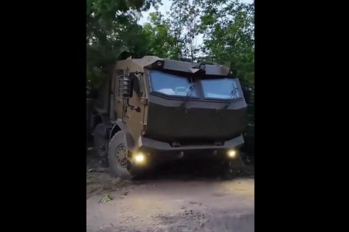 220-mm wyrzutnię systemu BM-27 Uragan zamontowano na nowoczesnej ciężarówce Tatra T-815-7