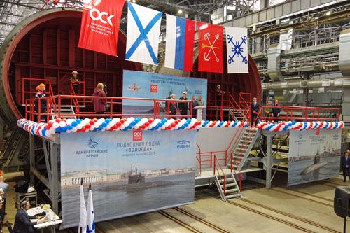 W AO Admirałtiejskije Wierfi w St. Petersburgu odbyła się dziś uroczystość położenia stępek pod dwa okręty podwodne proj. 677 Łada – Wołogda i Jarosławl. Faktycznie okręty są budowane już od lutego 2022 / Zdjęcie: AO Admirałtiejskije Wierfi