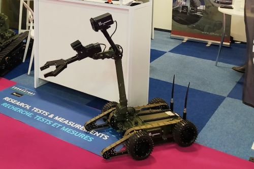 Robot PIAP Fenix ma  masę z manipulatorem ok. 24 kg i może zwalczać improwizowane ładunki wybuchowe