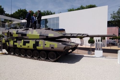 Czołg uzbrojono w nową, 130-mm armatę gładkolufową FGS z automatem ładowania / Zdjęcie: Dawid Kozdra