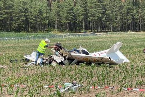 Szczątki samolotu ultralekkiego WT-9 Dynamic, który rozbił się podczas podejścia do lądowania na lotnisku Schwabach-Büchenbach w Bawarii / Zdjęcie: Twitter aviaincident