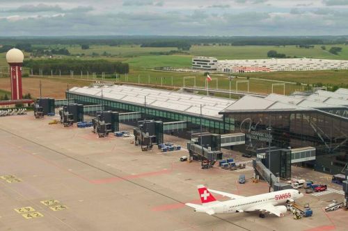 Dzięki otwarciu pirsu zachodniego zwiększona została powierzchnia terminala pasażerskiego T2, co ma pozwolić na wyłączenie z użytku istniejącego od 1997 terminala T1. Część strefy przylotowej nowego pirsu zachodniego została oddana do użytku jeszcze 8 lutego br., a pierwszymi pasażerami, którzy z niego skorzystali byli podróżni rejsu linii KLM z Amsterdamu / Zdjęcie: Port lotniczy Gdańsk