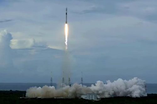 Rakieta nośna Falcon 9 startuje do lotu z satelitą telekomunikacyjnym SES 22 / Zdjęcie: SpaceX