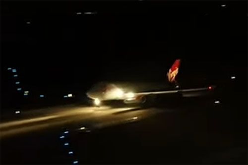 Boeing 747 Cosmic Girl startuje do nocnej misji z rakietą LauncheOne / Zdjęcie: Virgin Orbit