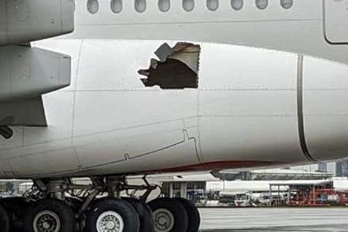 Z miejsca uszkodzenia samolotu A380 wynika, że mogło do niego dojść wskutek uszkodzenia opony podwozia głównego / Zdjęcie: Twitter