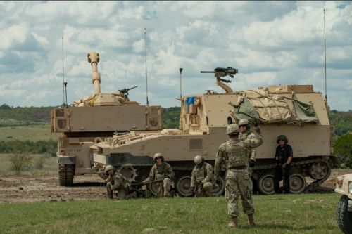 US Army zamierza łącznie pozyskać po 576 armatohaubic M109A7 i wozów amunicyjnych M992A3 / Zdjęcie: US Army