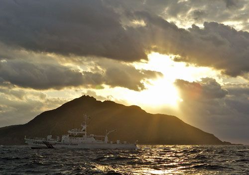 Okręt patrolowy Straży Przybrzeżnej mija Uotsuri, największą wyspę w archipelagu Senkaku / Zdjęcie: Wikimedia Commons – Al Jazeera English