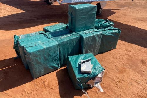 Na pokładzie znaleziono ok. 663 kg pasty kokainowej wytwarzanej głównie w Kolumbii, Boliwii i Peru / Zdjęcia: FAB