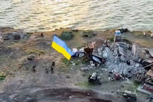 Ukraińska flaga ponownie zainstalowana na Wyspie Węży na Morzu Czarnym / Zdjęcie: Dowództwo Operacyjne SZU Południe