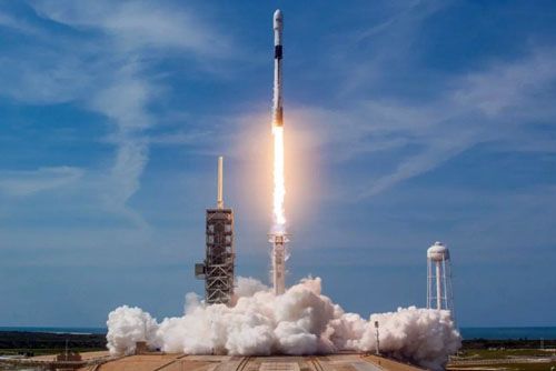 Rakieta nośna SpaceX Falcon 9 startuje do lotu z grupą 53 satelitów Starlink / Zdjęcie: SpaceX