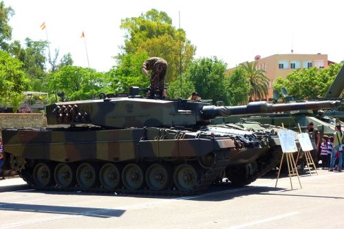 Po przeprowadzeniu niezbędnych remontów i prawdopodobnie także modernizacji hiszpańskie Leopardy 2A4 mogłyby zostać przekazane Ukraińcom w grudniu br. / Zdjęcie: Wikimedia Commons