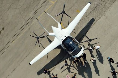 Demonstrator technologii samolotu eVTOL AIR ONE w widoku z góry. Widoczne skrzydła o dużym wydłużeniu i podwójne usterzenie pionowe / Zdjęcie: AIR