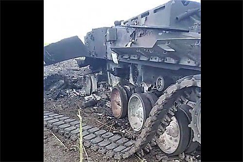 Pozbawione wieży zniszczone podwozie polskiej armatohaubicy Krab – kadr z nagrania opublikowane w ukraińskim Internecie / Zdjęcie: Twitter