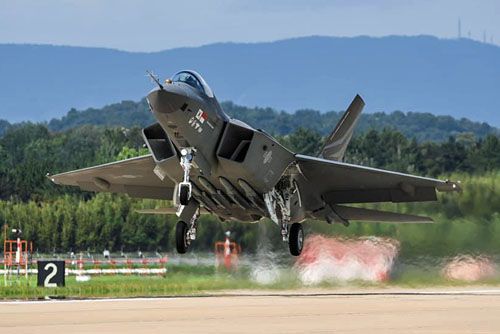 Prototyp południowokoreańskiego myśliwca wielozadaniowego stealth nowej generacji KAI KF-21 ląduje po pierwszym locie, 19 lipca 2022, 16:13 czasu lokalnego / Zdjęcie: KAI
