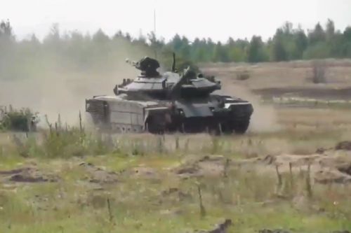 Białoruski zmodernizowany T-72B wyróżnia się zastosowaniem pancerza reaktywnego Relikt w układzie zbliżonym do zmodernizowanych rosyjskich czołgów T-80BWM / Zdjęcie: Goskomowojenprom