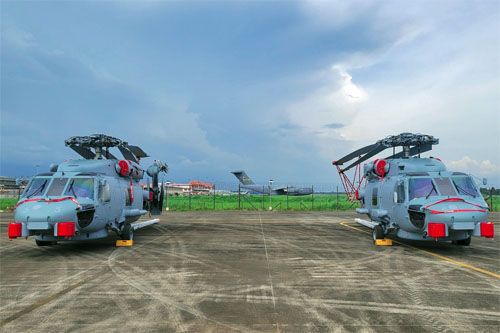 Dwa pierwsze śmigłowce Sikorsky MH-60R Seahawk przeznaczone dla indyjskiej marynarki wojennej, dostarczone 28 lipca 2022 do bazy Garuda / Zdjęcie: BNS