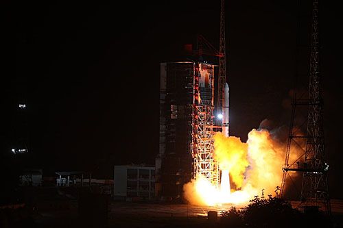 Rakieta nośna CZ-2D Y65 z trzema satelitami YG-35 startuje z ośrodka kosmicznego Xichang / Zdjęcie: CNSpaceflight