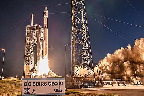 Rakieta nośna ULA Atlas V wyniosła na orbitę geosynchroniczną szóstego i ostatniego satelitę kosmicznego system ostrzegania o ataku rakietowym – SBIRS GEO-6 / Zdjęcie: ULA