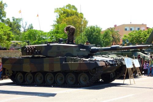 Plan przekazania hiszpańskich Leopardów 2A4 Ukrainie legł w gruzach, a oficjalnym powodem jest bardzo zły stan techniczny tych maszyn / Zdjęcie: Wikimedia Commons