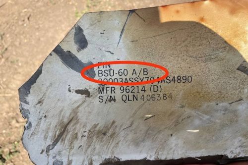 Szczątki pocisku przeciwradiolokacyjnego AGM-88 HARM znalezionego przez Rosjan. Widoczne oznaczenia statecznika pocisku / Zdjęcie: Twitter