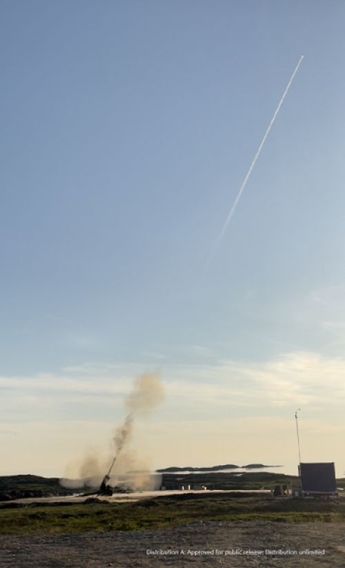 Testowany pocisk wystrzelono z haubicy holowanej. W najbliższych miesiącach mają się odbyć kolejne strzelania / Zdjęcie: Boeing